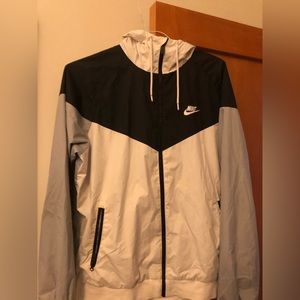 Nike Men’s White Windbreaker Size L